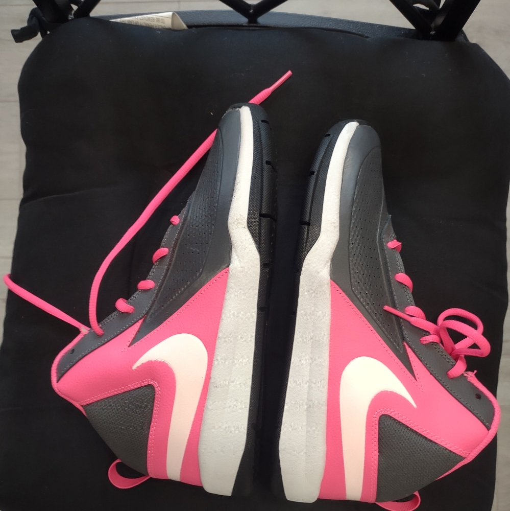 Nike - Picture 2 of 16
